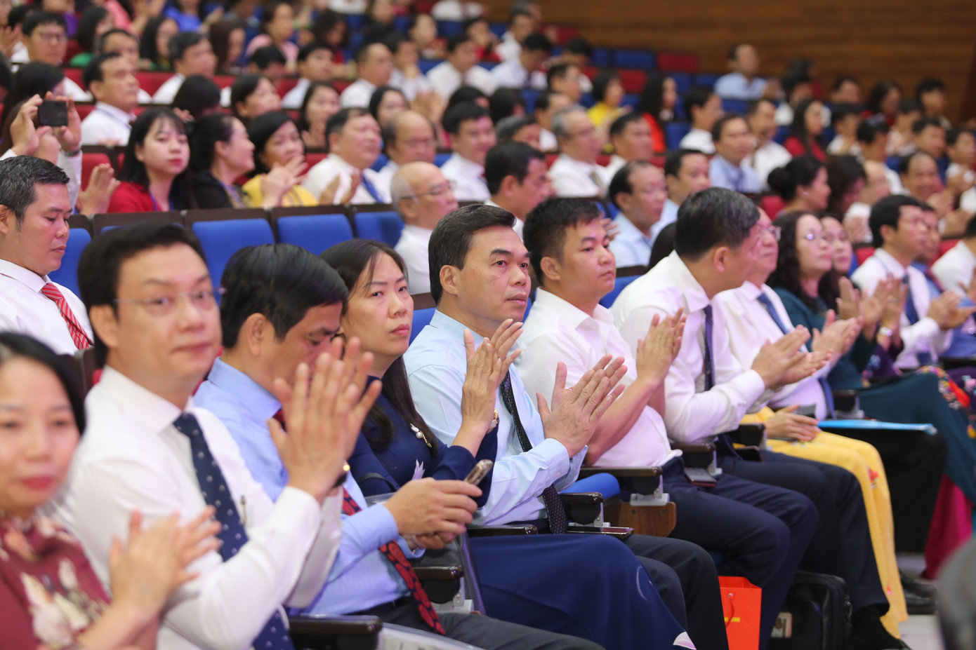 Lãnh đạo các tỉnh, thành uỷ, các giảng viên giảng dạy lý luận chính trị tại lễ khai mạc.