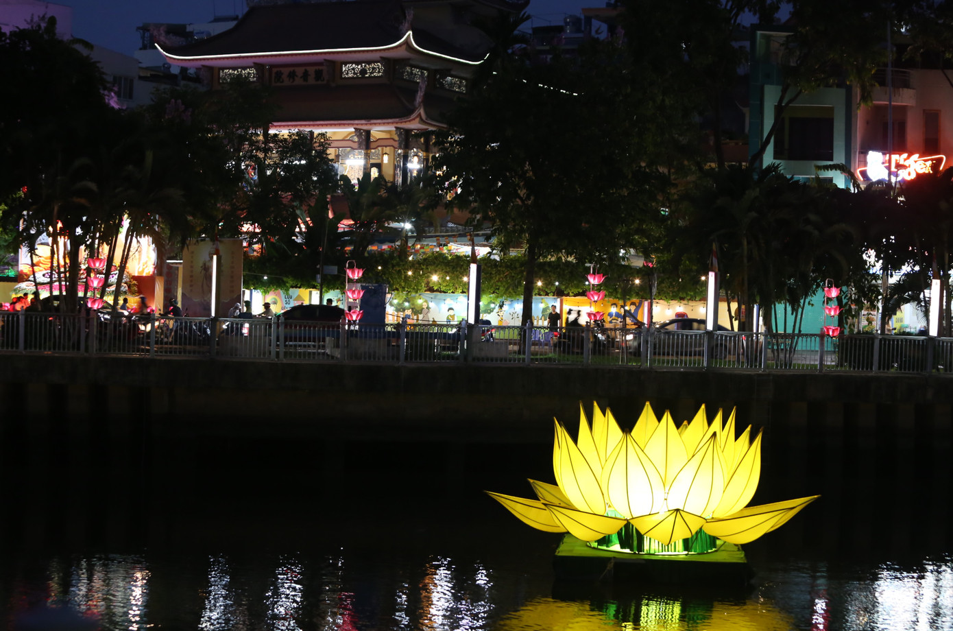 Những ngày này, 7 đóa sen vàng trên dòng kênh Nhiêu Lộc, đoạn trước Quan Âm tu viện cũng rực sáng mỗi đêm về.