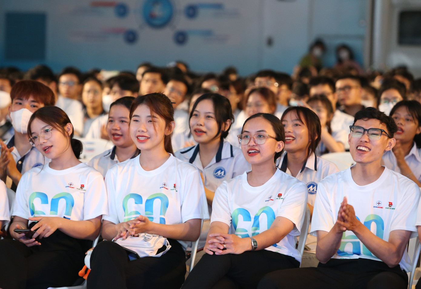 Lần đầu tiên tham gia sự kiện Giờ Trái đất, Hồng Trang (sinh viên Khoa Việt Nam học – Văn hóa du lịch, Trường Đại học Sài Gòn) cho biết rất hào hứng khi thấy được sự đa dạng của các hoạt động trong chiến dịch hưởng ứng Giờ Trái đất tại TPHCM. “Tụi mình rất vui khi được thưởng thức các tiết mục văn nghệ trong khuôn khổ chiến dịch Giờ Trái đất. Buổi sáng, mình cũng đã tham gia giải chạy “Bước chân xanh” để hưởng ứng sự kiện”, Hồng Trang nói.