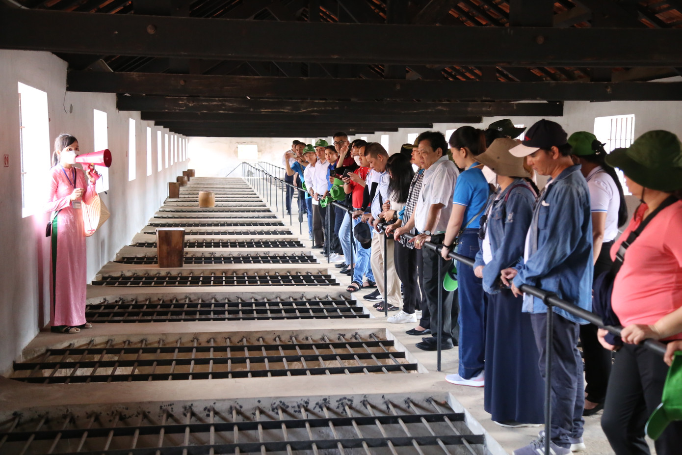 Đoàn nghe hướng dẫn viên thuyết minh về hệ thống chuồng cọp, nơi lưu dấu chứng tích tội ác của kẻ thù đối với những nhà yêu nước, những chiến sĩ kiên trung trong hai cuộc trường chinh của dân tộc. Đoàn nghe hướng dẫn viên thuyết minh về hệ thống chuồng cọp, nơi lưu dấu chứng tích tội ác của kẻ thù đối với những nhà yêu nước, những chiến sĩ kiên trung trong hai cuộc trường chinh của dân tộc.