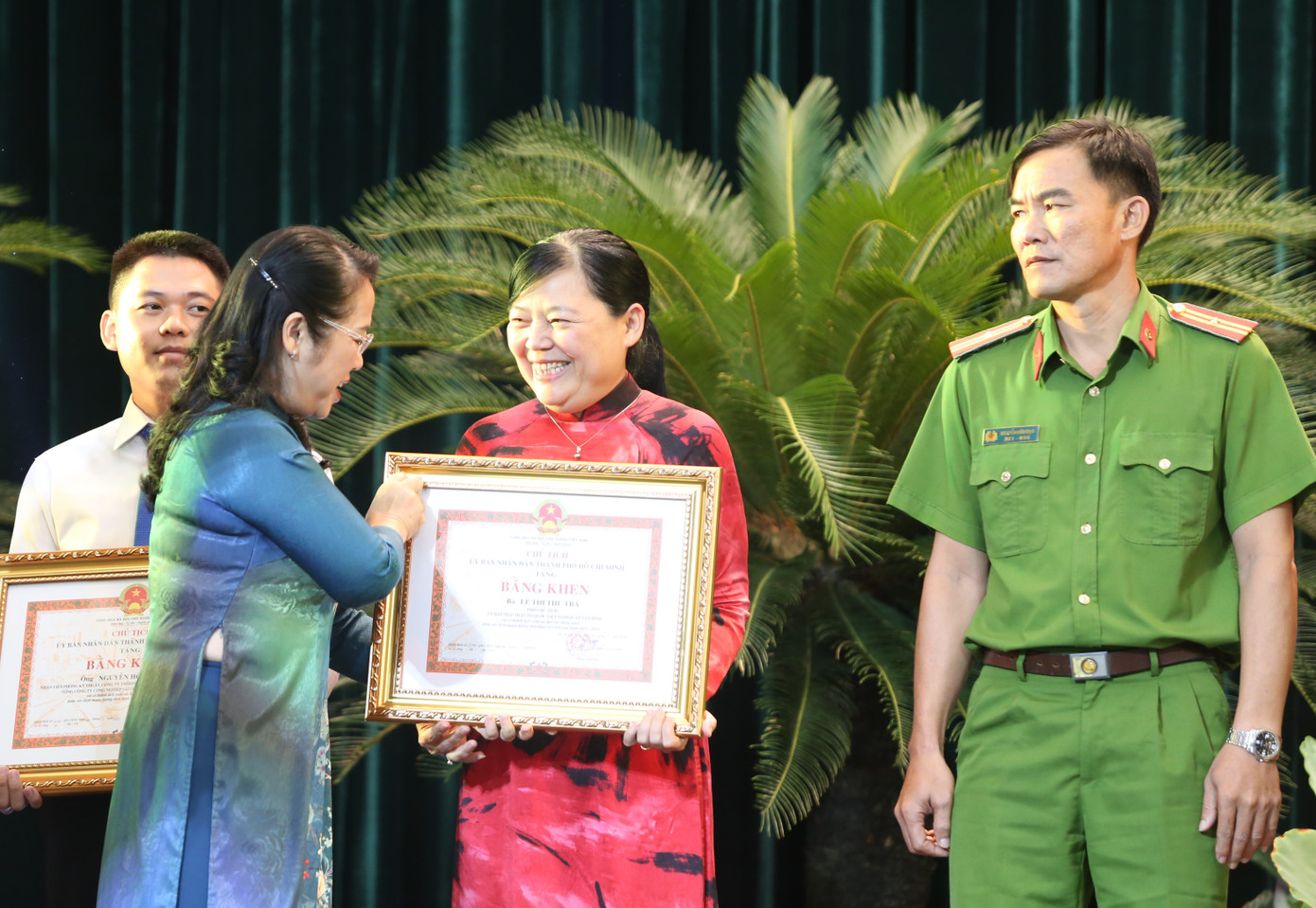 Chủ tịch Uỷ ban MTTQ Việt Nam TPHCM Trần Kim Yến khen thưởng các gương điển hình trong phong trào thi đua yêu nước thành phố. Chủ tịch Uỷ ban MTTQ Việt Nam TPHCM Trần Kim Yến khen thưởng các gương điển hình trong phong trào thi đua yêu nước thành phố.