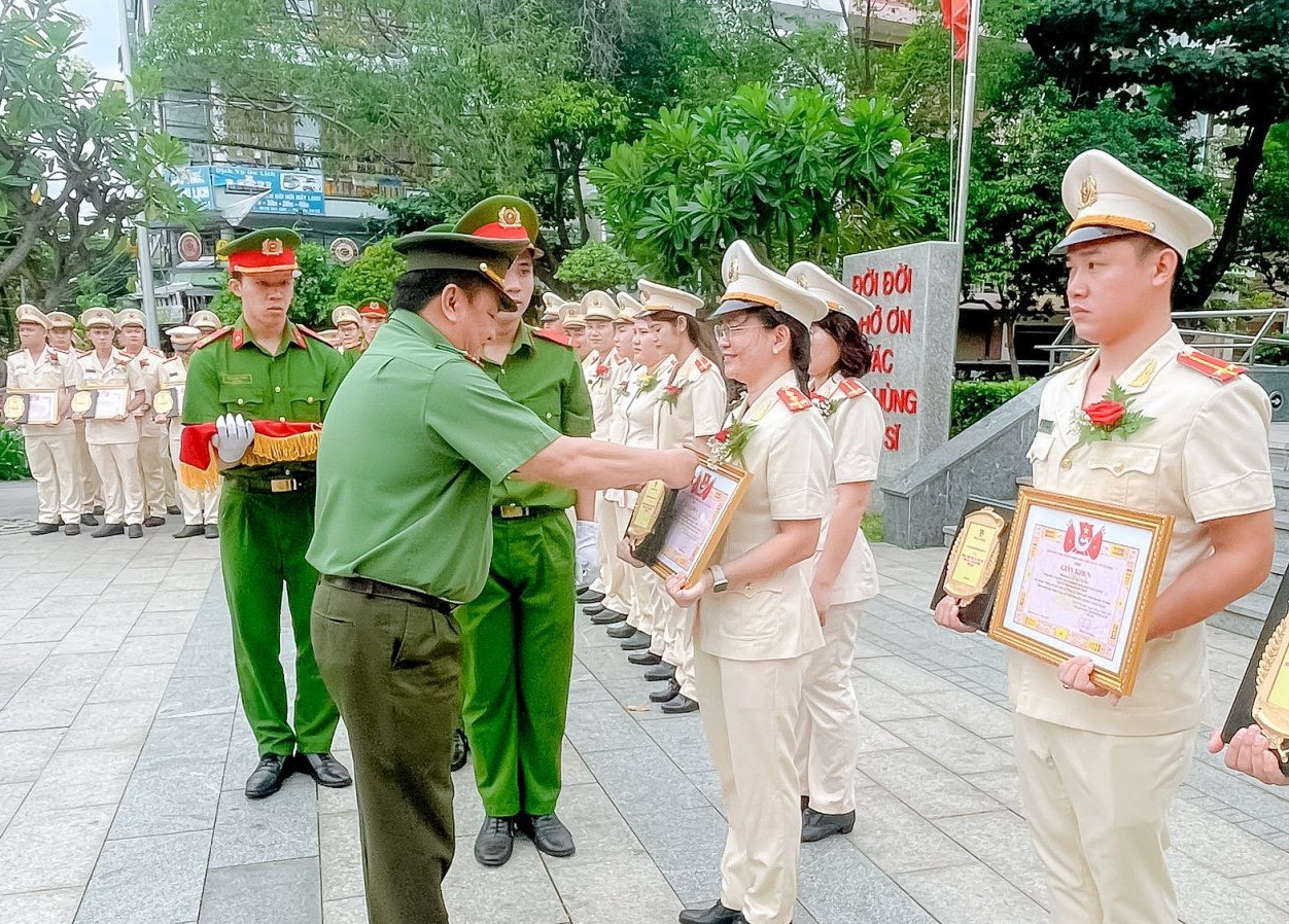 Đại diện Đảng ủy Công an TPHCM tuyên dương, khen thưởng các đảng viên trẻ tiêu biểu trong lực lượng. Ảnh: CTV