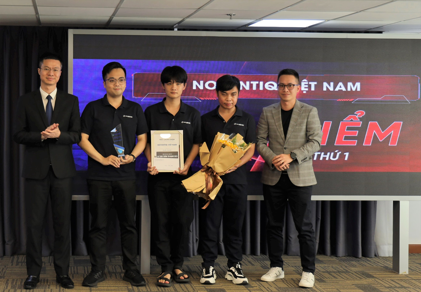 Ban Tổ chức trao giấy chứng nhận tham gia thực chiến đảm bảo an toàn thông tin mạng 2023 cho các đơn vị. Ban Tổ chức trao giấy chứng nhận tham gia thực chiến đảm bảo an toàn thông tin mạng 2023 cho các đơn vị.