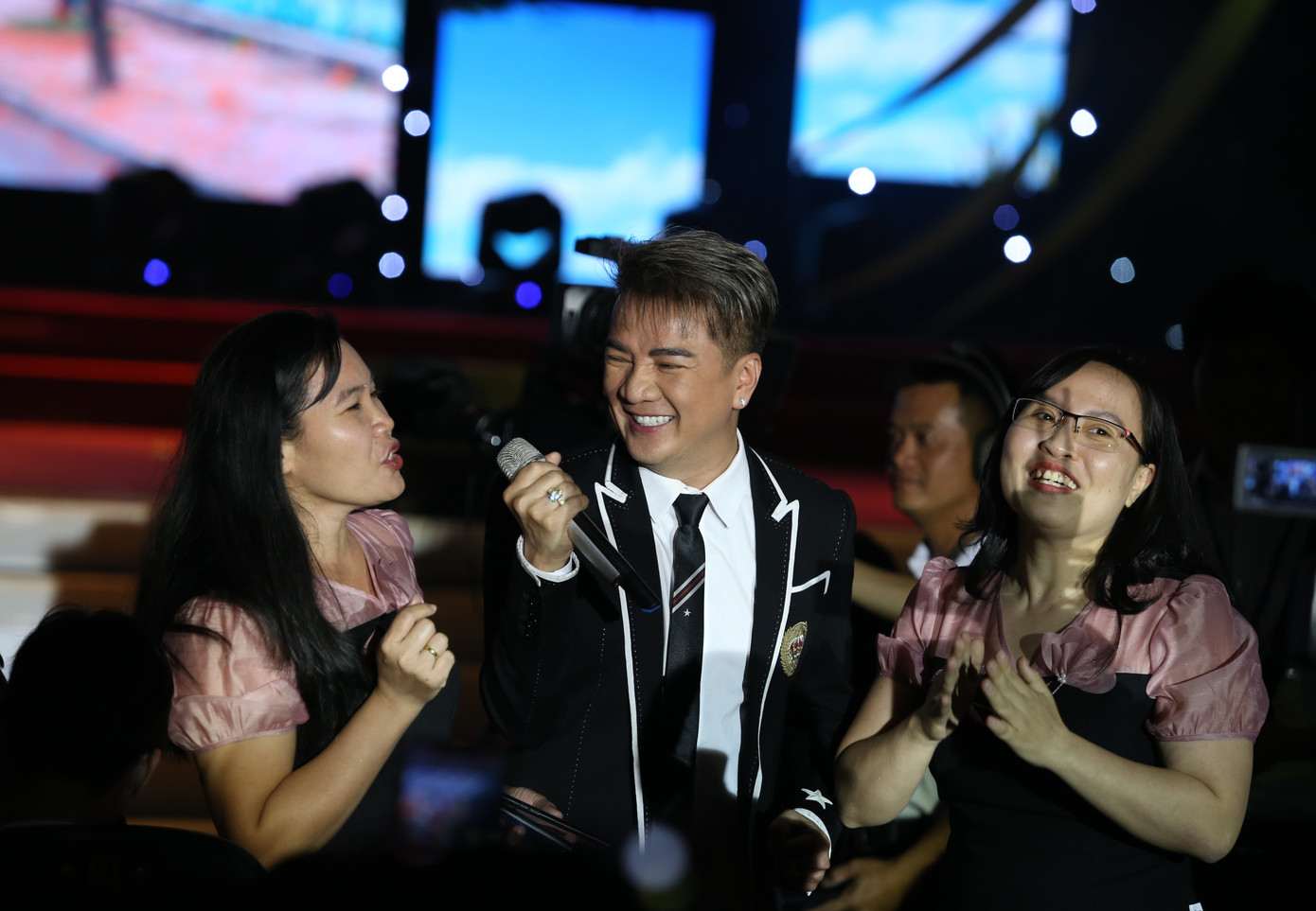 Đàm Vĩnh Hưng nhiệt tình đi khắp hội trường hát cùng, chụp hình với khán giả mến mộ.