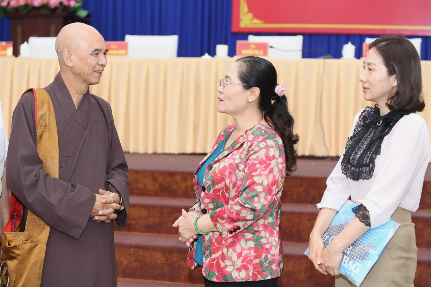 Chủ tịch HĐND TPHCM Nguyễn Thị Lệ (giữa) trao đổi với cử tri Củ Chi cuối buổi tiếp xúc. Ảnh: Ngô Tùng Chủ tịch HĐND TPHCM Nguyễn Thị Lệ (giữa) trao đổi với cử tri Củ Chi cuối buổi tiếp xúc. Ảnh: Ngô Tùng