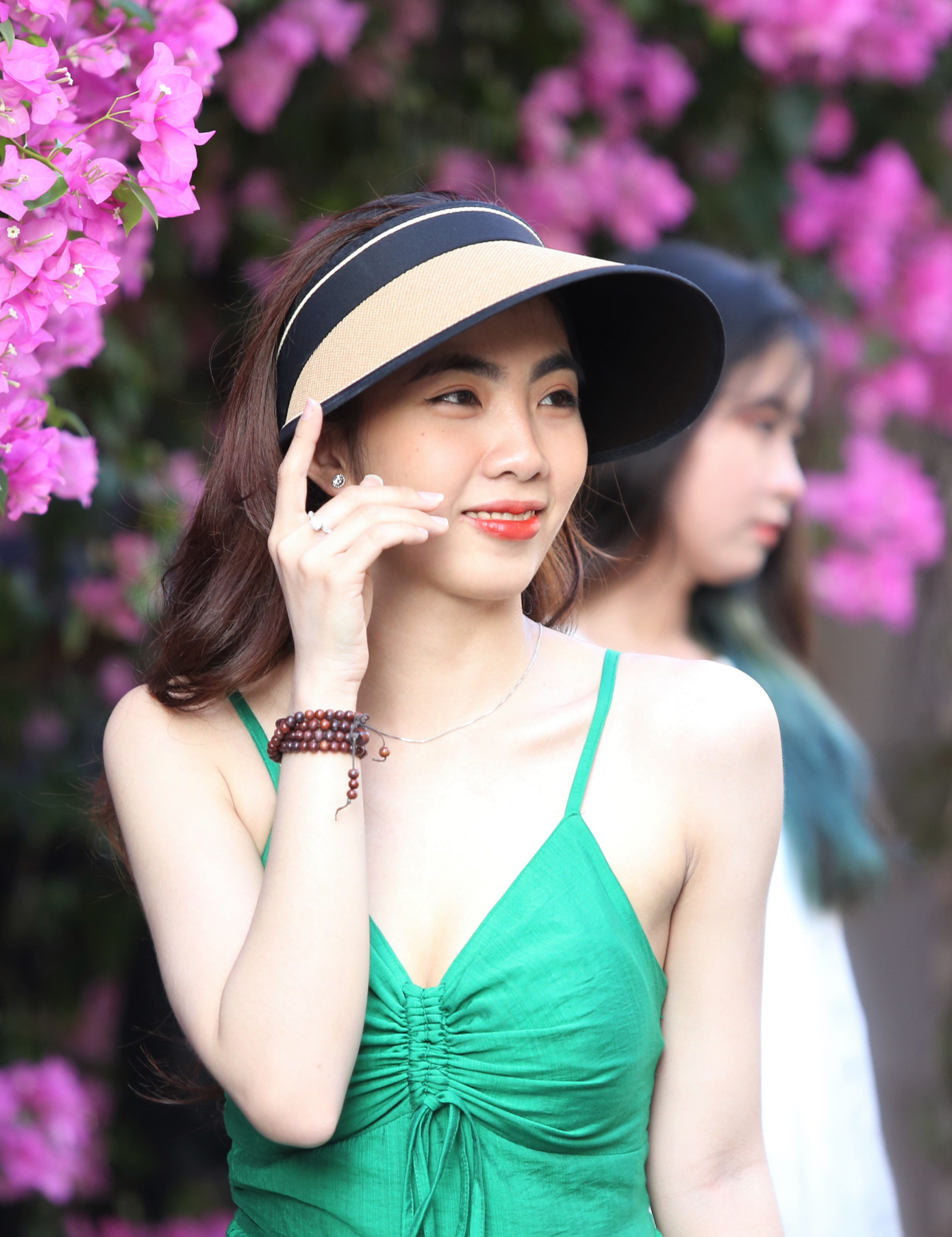 Khi trời chiều Sài thành bớt nắng, Ái Nhàn (ngụ quận Tân Bình) cùng bạn bè thân thiết lên đồ tìm đến con phố nhỏ . Khi trời chiều Sài thành bớt nắng, Ái Nhàn (ngụ quận Tân Bình) cùng bạn bè thân thiết lên đồ tìm đến con phố nhỏ .