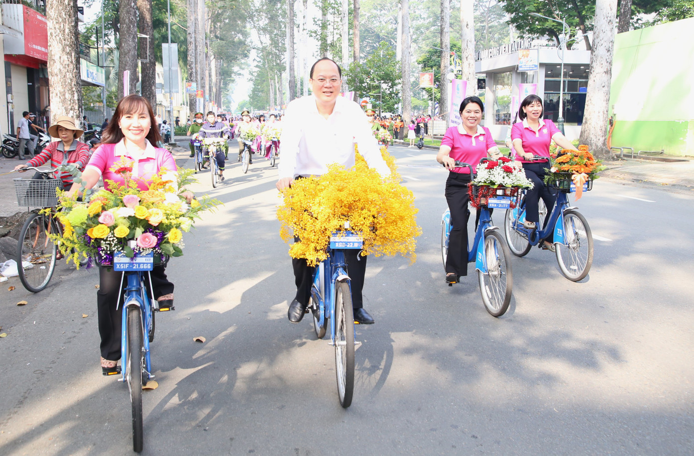 Lãnh đạo TPHCM cùng cán bộ, hội viên phụ nữ tham gia diễu hành xe đạp sau lễ phát động. Lãnh đạo TPHCM cùng cán bộ, hội viên phụ nữ tham gia diễu hành xe đạp sau lễ phát động.