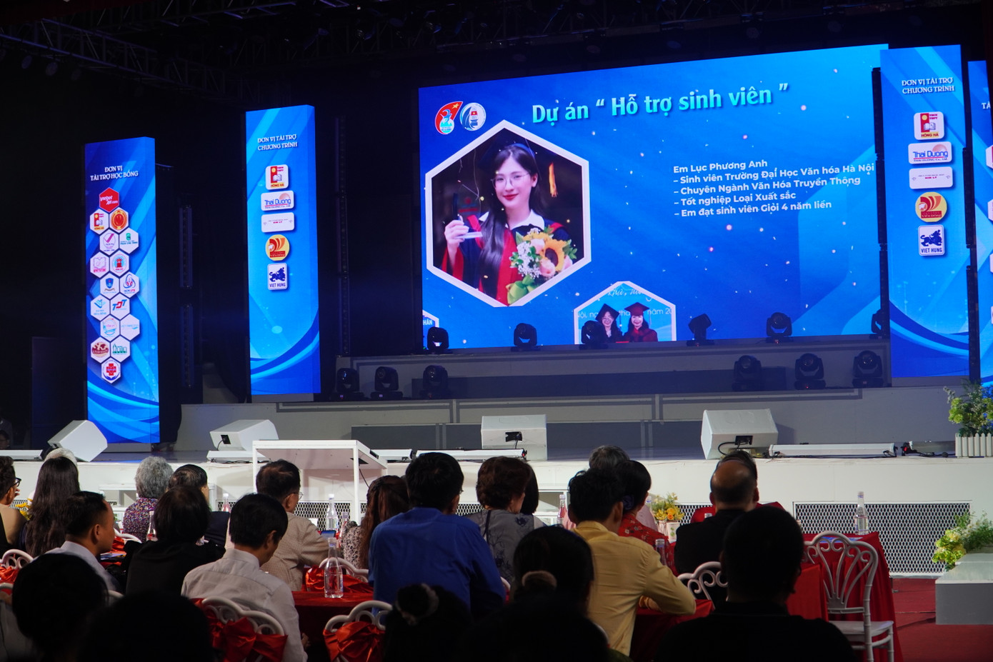 Nhiều sinh viên có thành tích học tập Xuất sắc được vinh danh tại chương trình.