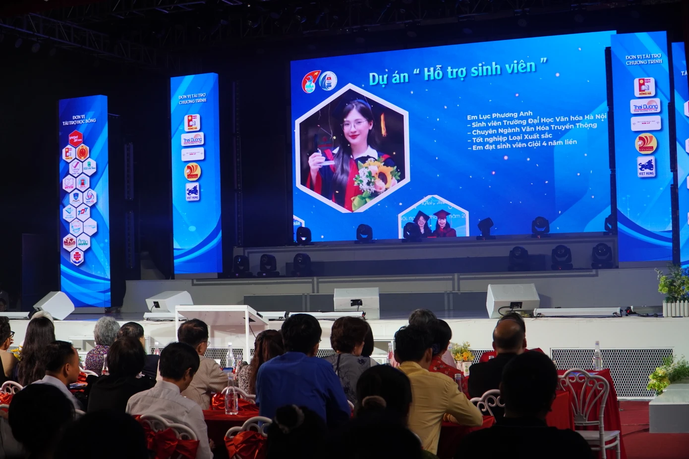 Nhiều sinh viên có thành tích học tập Xuất sắc được vinh danh tại chương trình.