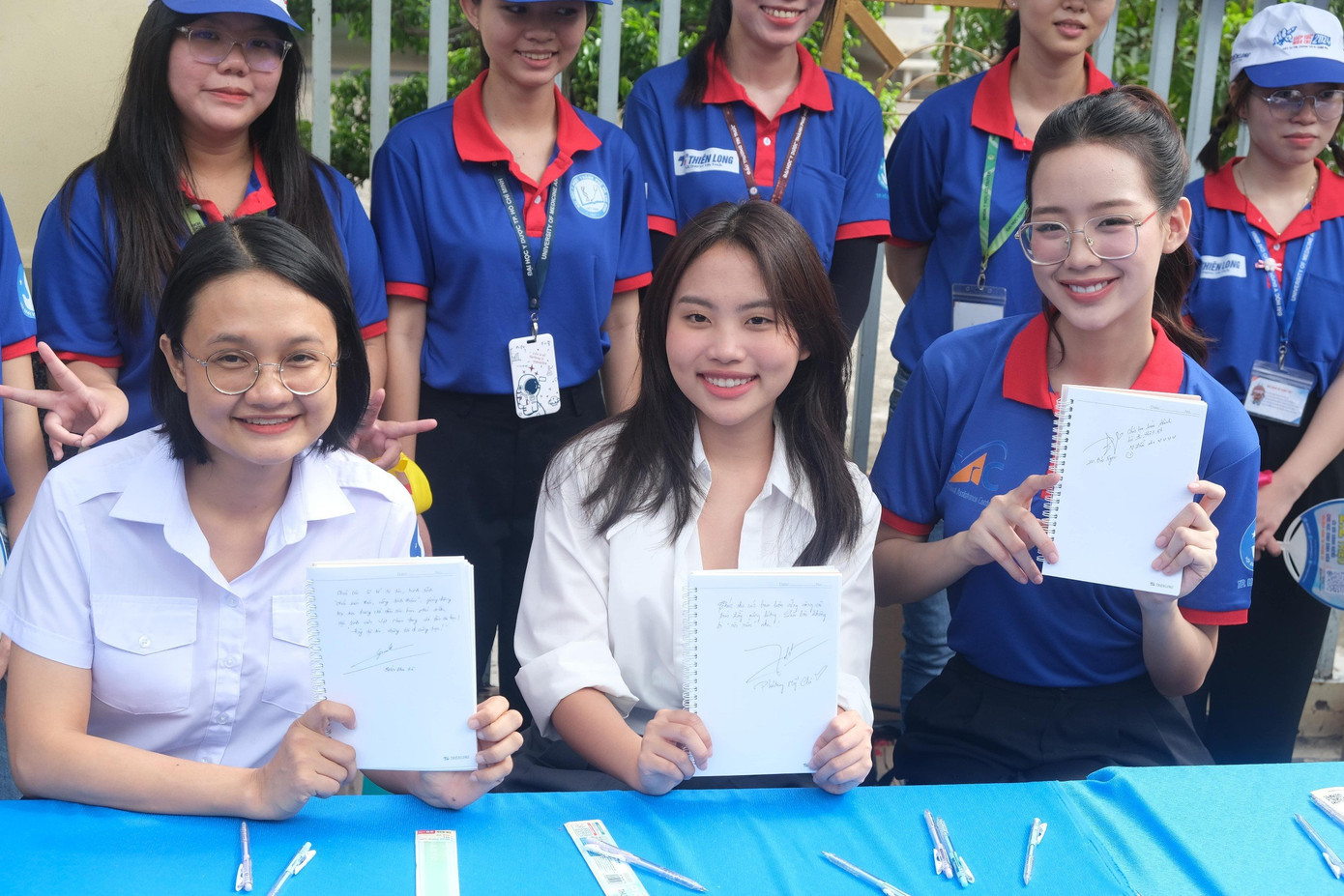 Chị Trần Thu Hà - Phó Bí thư Thành Đoàn, Chủ tịch Hội Sinh viên TP. HCM (ngoài cùng, bên trái) cùng ca sĩ Phương Mỹ Chi, Hoa hậu Bảo Ngọc cùng viết lời chúc động viên thí sinh vào sáng 27/6. (Ảnh: Phú Quang) Chị Trần Thu Hà - Phó Bí thư Thành Đoàn, Chủ tịch Hội Sinh viên TP. HCM (ngoài cùng, bên trái) cùng ca sĩ Phương Mỹ Chi, Hoa hậu Bảo Ngọc cùng viết lời chúc động viên thí sinh vào sáng 27/6. (Ảnh: Phú Quang)