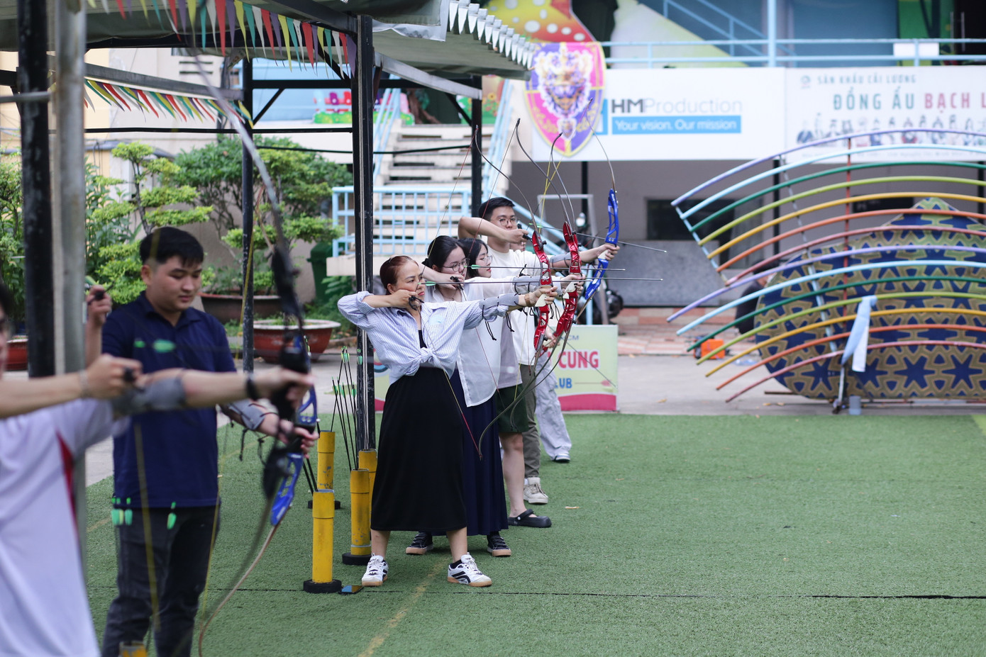 Ở các câu lạc bộ bắn cung tại TP. HCM, giá dịch vụ thường là 50.000 đồng cho 30 phút đầu trải nghiệm, sau đó là 80.000 đồng/giờ. Người chơi sẽ được trang bị đầy đủ cung, mũi tên, đồ bảo hộ và được hướng dẫn cụ thể về kỹ năng bắn cung.