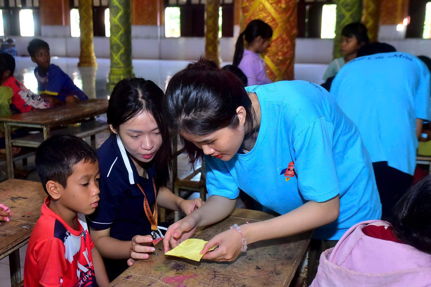 Hoạt động dạy học cho các em nhỏ Khmer nhằm tiếp thêm tri thức cho các em. (Ảnh: LCH SV Khoa Văn hóa học) Hoạt động dạy học cho các em nhỏ Khmer nhằm tiếp thêm tri thức cho các em. (Ảnh: LCH SV Khoa Văn hóa học)