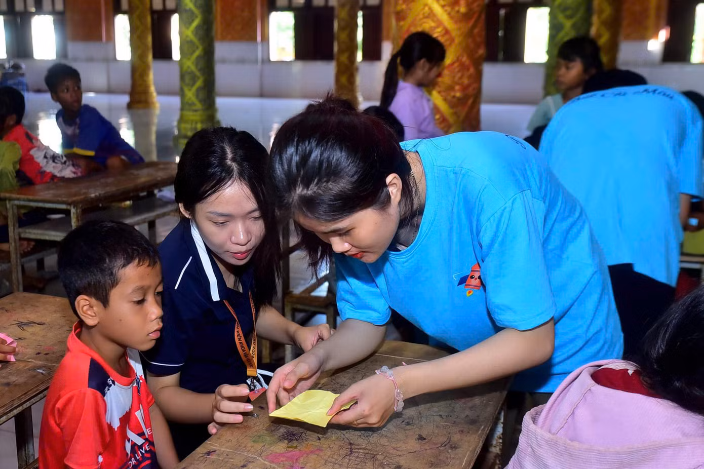 Hoạt động dạy học cho các em nhỏ Khmer nhằm tiếp thêm tri thức cho các em. (Ảnh: LCH SV Khoa Văn hóa học)