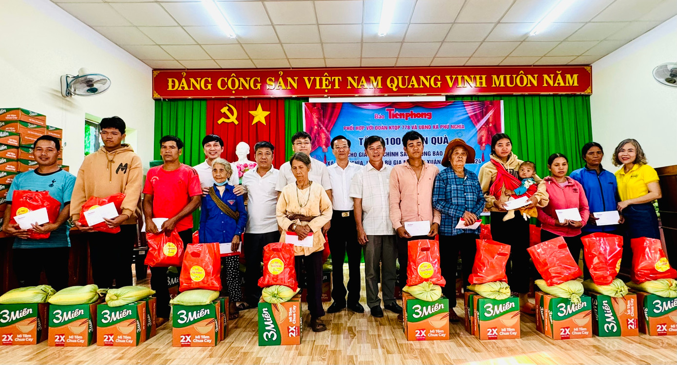 Bà con xã Phú Nghĩa nhận những phần quà Tết từ chương trình.