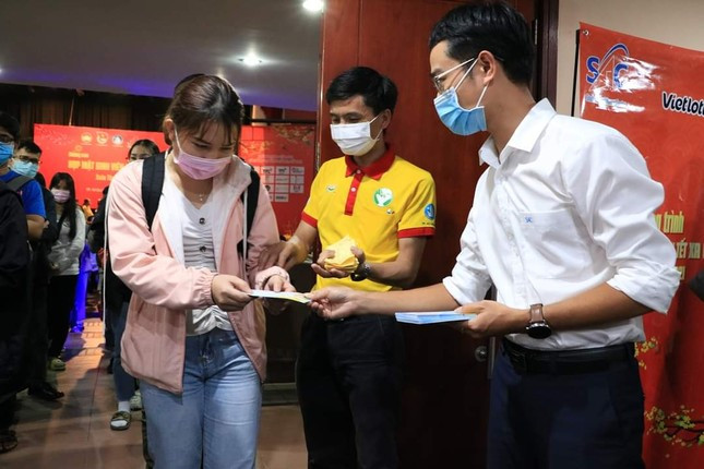 Trung tâm Hỗ trợ học sinh, sinh viên hàng năm đều có chương trình hỗ trợ vé xe &apos;0 đồng&apos; cho sinh viên có hoàn cảnh khó khăn về quê đón Tết.