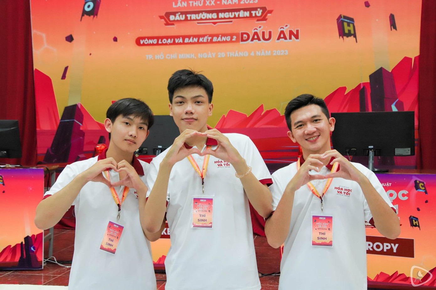 Ngọc Thạch (giữa) tham gia cuộc thi học thuật "Hoá học và Tôi", do khoa Hoá học (trường ĐH KHTN, ĐHQG TP. HCM) tổ chức năm 2023. (Ảnh: NVCC) Ngọc Thạch (giữa) tham gia cuộc thi học thuật "Hoá học và Tôi", do khoa Hoá học (trường ĐH KHTN, ĐHQG TP. HCM) tổ chức năm 2023. (Ảnh: NVCC)