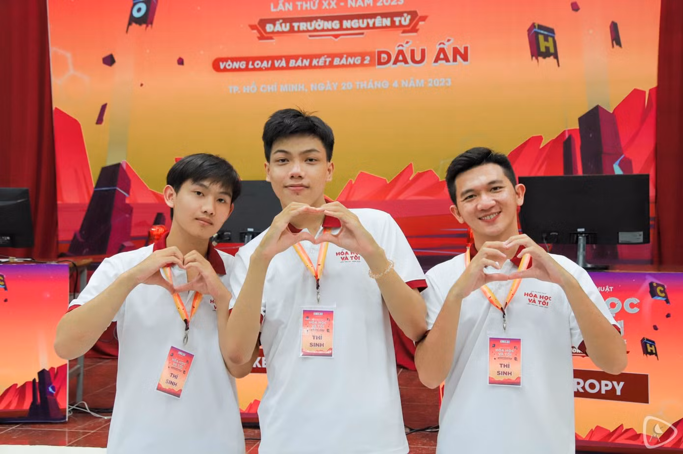 Ngọc Thạch (giữa) tham gia cuộc thi học thuật "Hoá học và Tôi", do khoa Hoá học (trường ĐH KHTN, ĐHQG TP. HCM) tổ chức năm 2023. (Ảnh: NVCC)