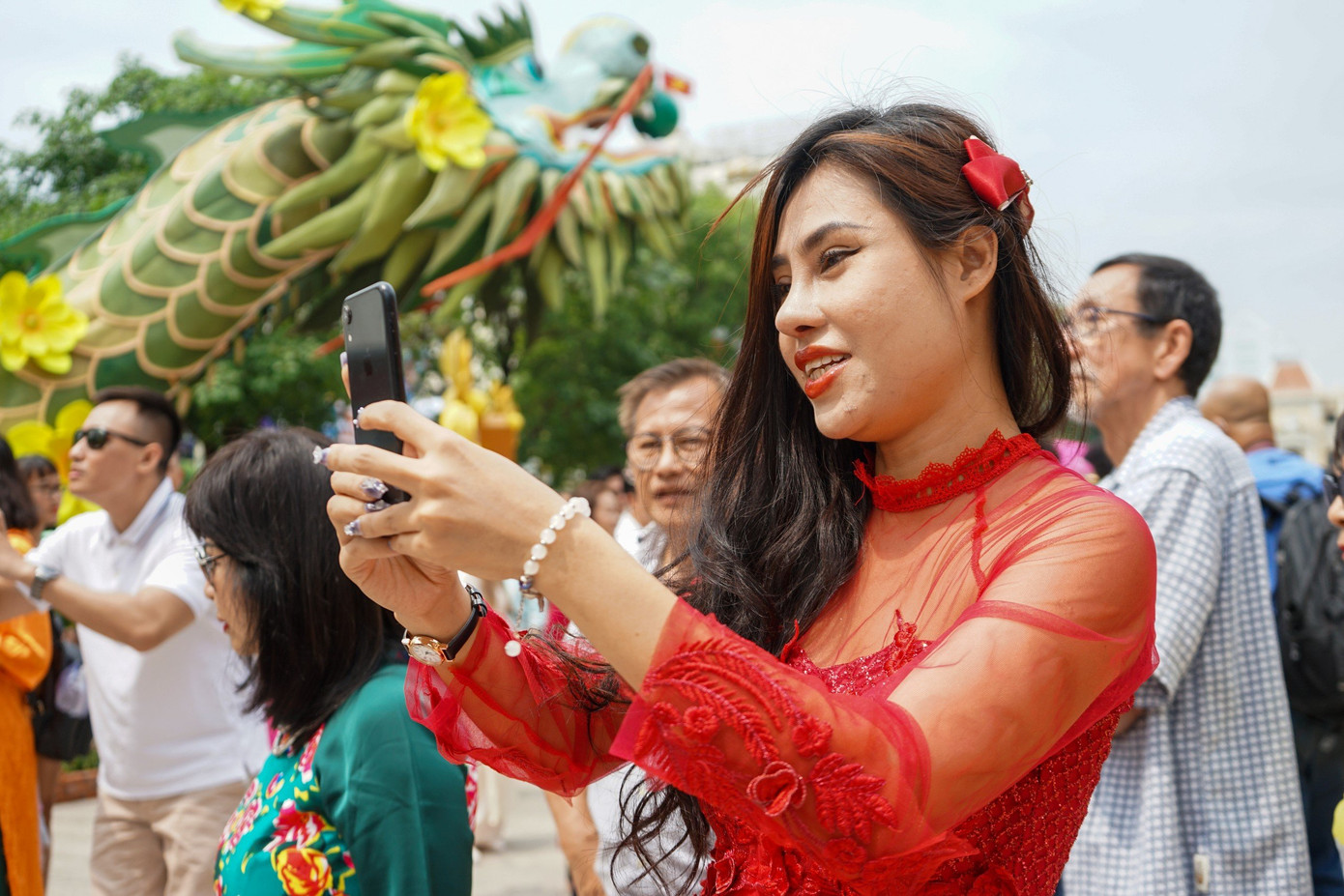 Ở khu vực cổng chào, nơi có hình tượng “Lưỡng long triều liên” (đôi rồng chầu sen) - linh vật của năm 2024, ai nấy đều tranh thủ chụp ảnh.