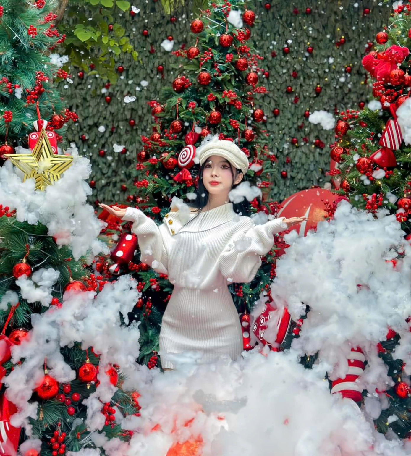 Những quán cà phê sử dụng máy phun tuyết nhân tạo chất lượng cao, tạo ra tuyết giống hệt tuyết thật từ màu sắc đến độ mềm và cảm giác lạnh khi chạm vào. Những quán cà phê sử dụng máy phun tuyết nhân tạo chất lượng cao, tạo ra tuyết giống hệt tuyết thật từ màu sắc đến độ mềm và cảm giác lạnh khi chạm vào.