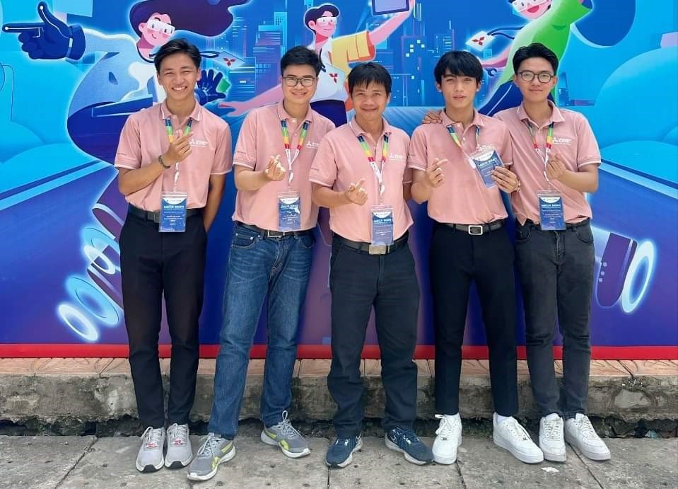 4 thành viên nhóm BKET và giảng viên hướng dẫn (giữa) tại cuộc thi. (Ảnh: ĐHBK) 4 thành viên nhóm BKET và giảng viên hướng dẫn (giữa) tại cuộc thi. (Ảnh: ĐHBK)