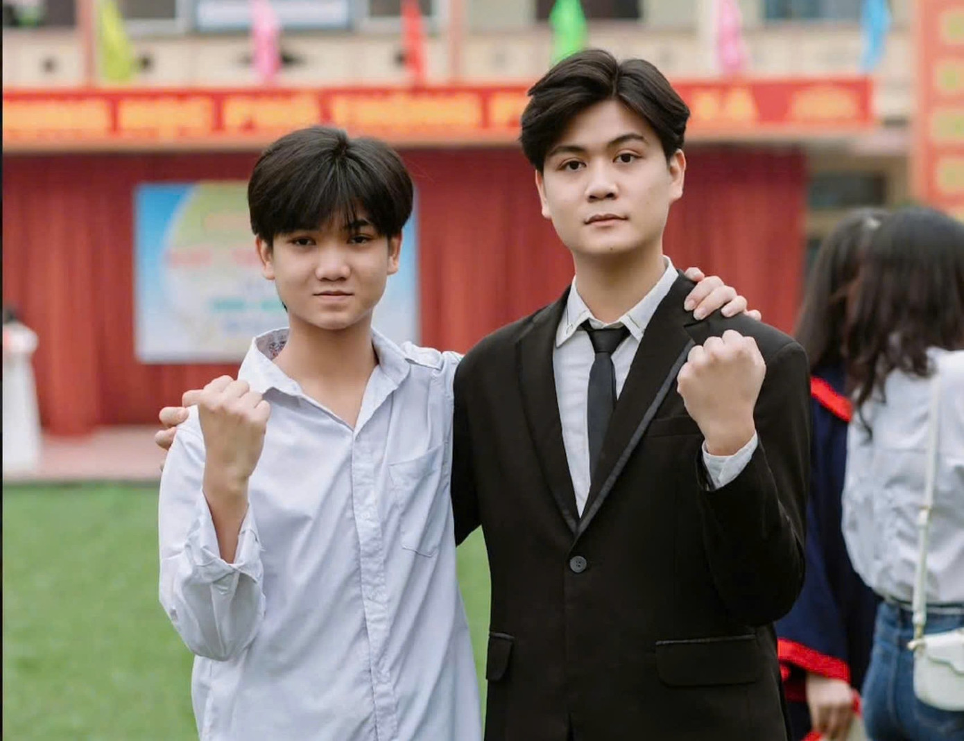 Nguyễn Đức Hùng (phải) là sinh viên ngành Công nghệ Ô tô, trường ĐH Kinh doanh và Công nghệ Hà Nội.