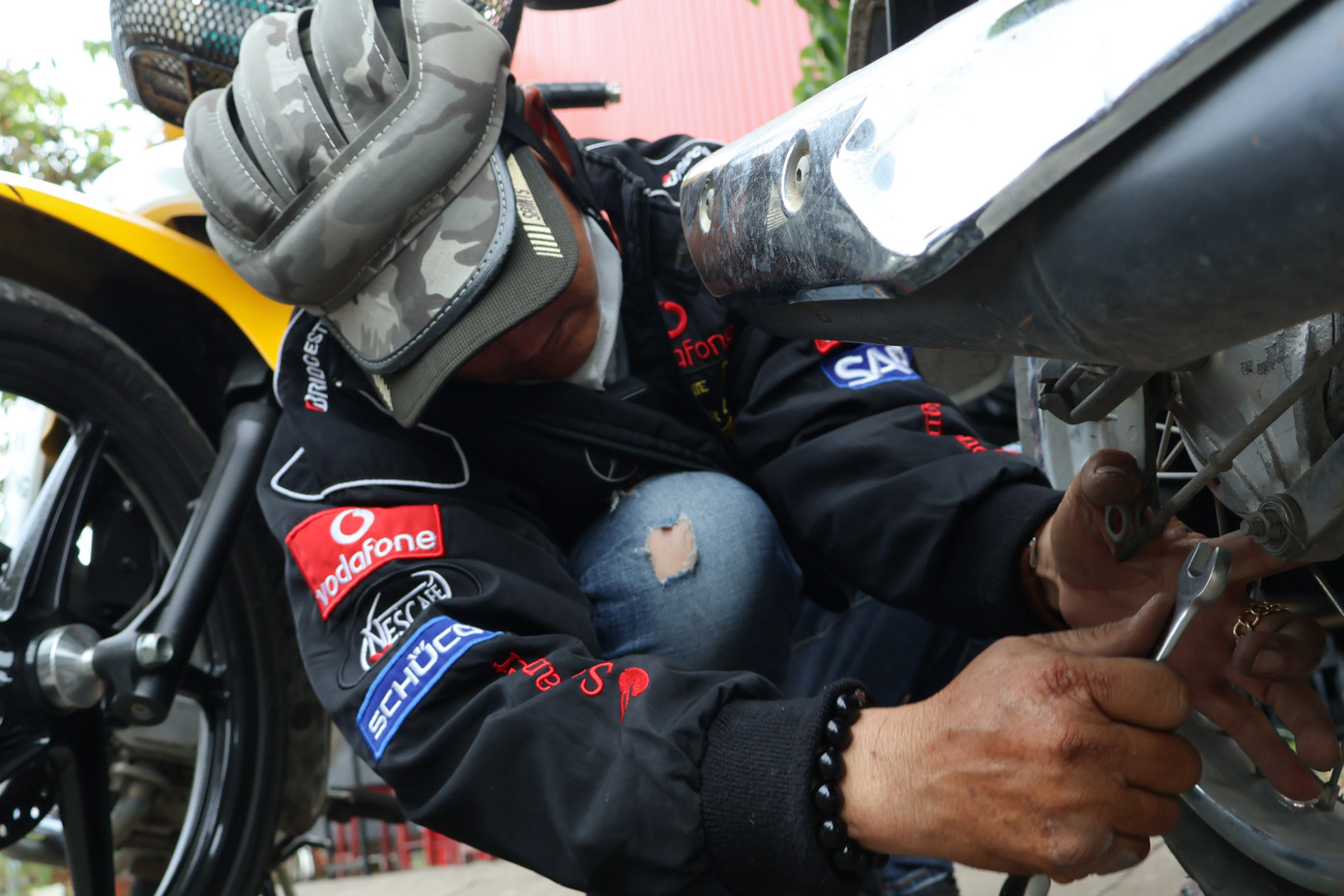 Trên đường Lê Văn Việt, gặp người đi đường bị lủng bánh xe, ông Long liền tấp vào lề, lấy bộ đồ nghề ra và bắt đầu sửa chữa.