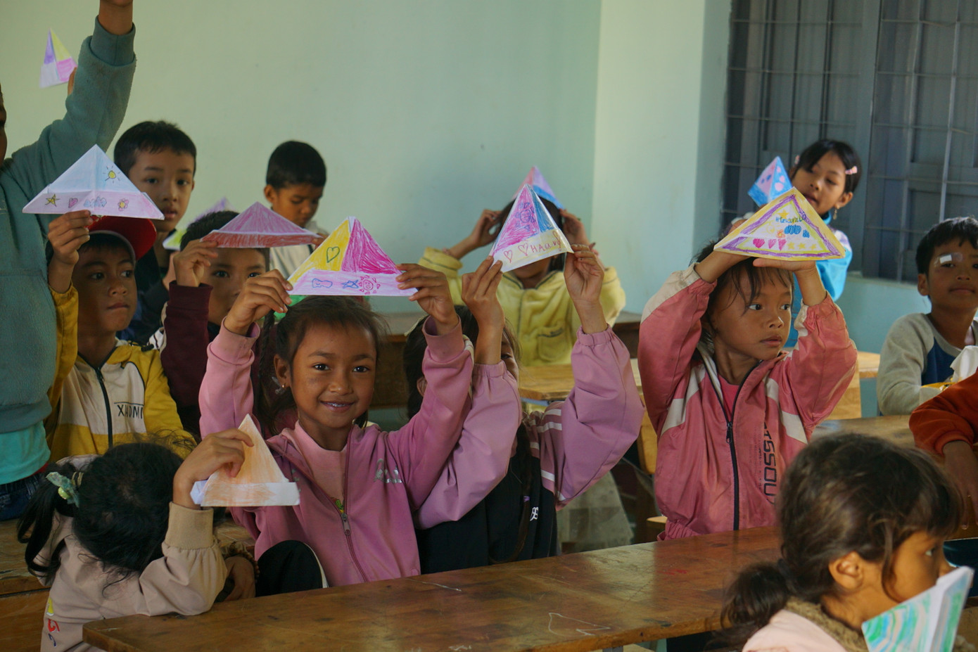 Các em học sinh thích thú trước các “lớp học” trang trí sáng tạo. Các em học sinh thích thú trước các “lớp học” trang trí sáng tạo.