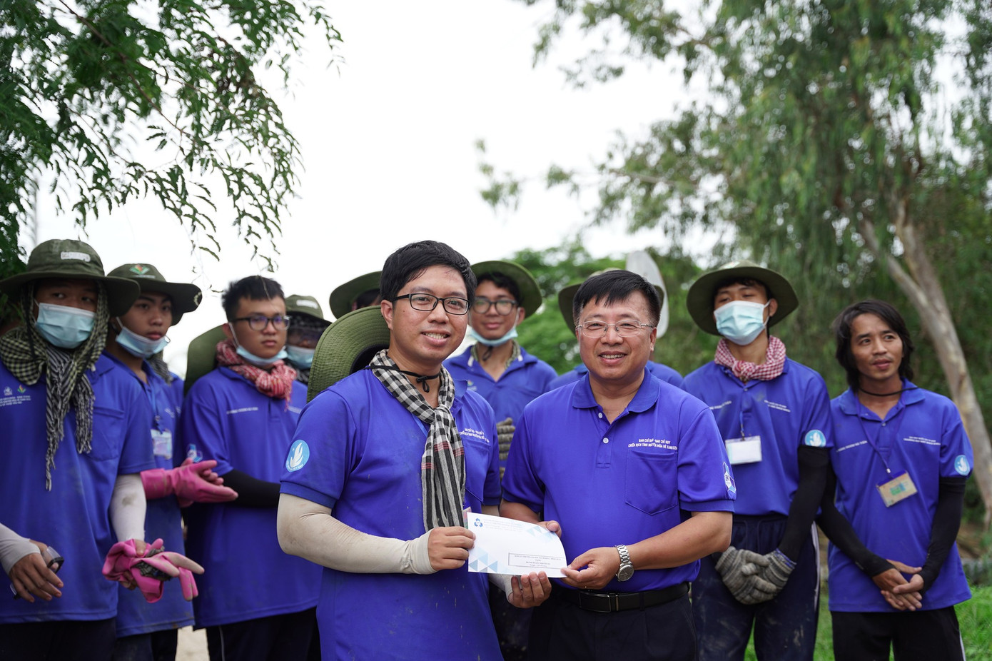 Đoàn công tác đến thăm các đội hình để động viên và tặng quà các sinh viên tình nguyện 'Mùa Hè Xanh'. (Ảnh: ĐHBK) Đoàn công tác đến thăm các đội hình để động viên và tặng quà các sinh viên tình nguyện 'Mùa Hè Xanh'. (Ảnh: ĐHBK)