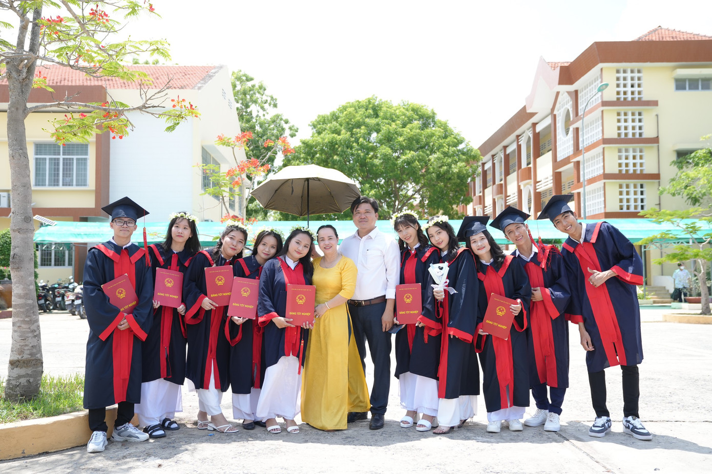 Dù hoàn cảnh khó khăn nhưng Mộng Kiều (thứ 5, từ trái sang) luôn kiên trì với việc học và luôn nằm trong top 5 của lớp những năm THPT. (Ảnh: NVCC) Dù hoàn cảnh khó khăn nhưng Mộng Kiều (thứ 5, từ trái sang) luôn kiên trì với việc học và luôn nằm trong top 5 của lớp những năm THPT. (Ảnh: NVCC)