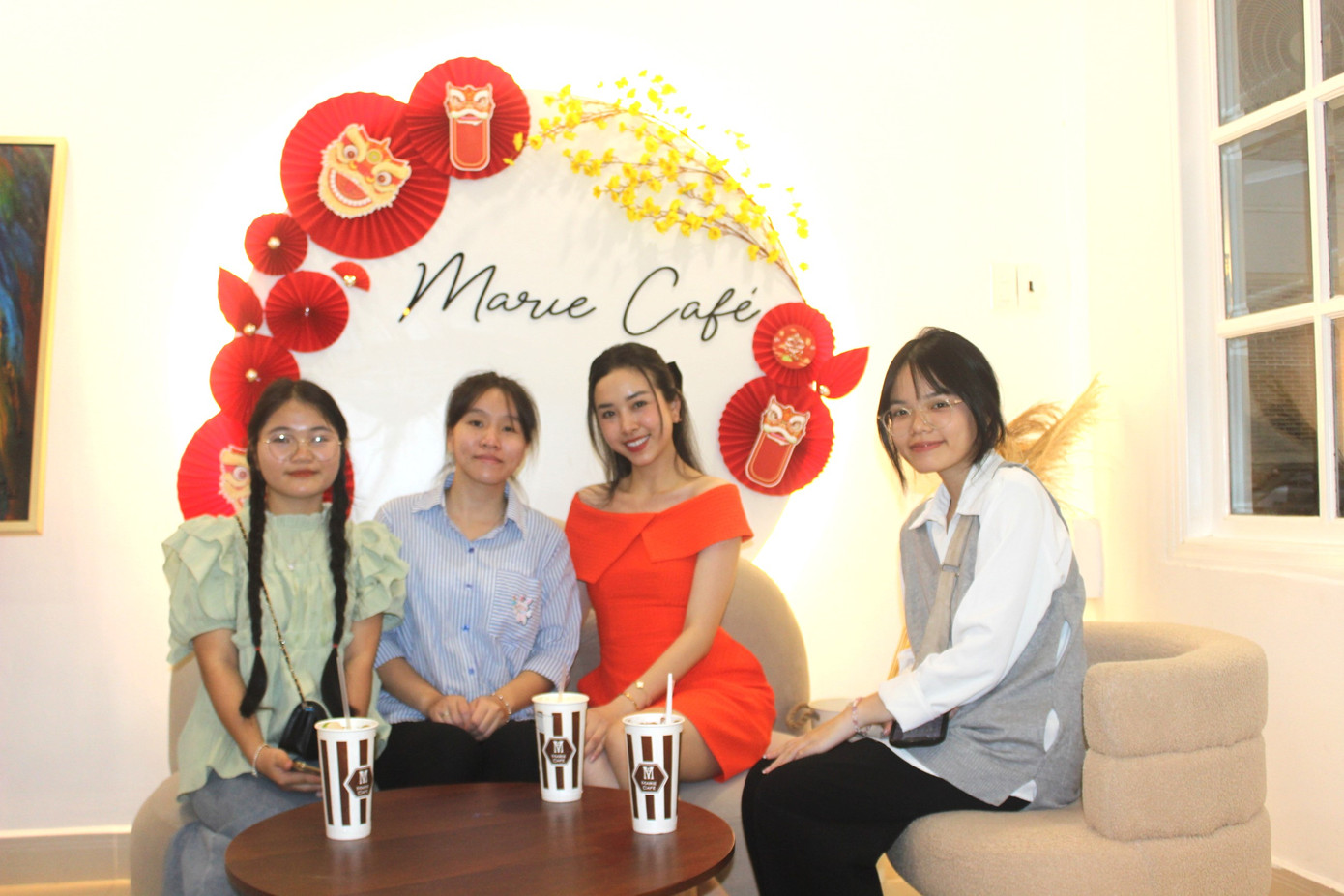 Á hậu Thúy An chia sẻ, việc được đồng hành tặng nước uống cho các bạn sinh viên về nhận học bổng ‘Nâng bước thủ khoa 2023’ tại TP. HCM là niềm hạnh phúc đối với cô. Cô mong rằng, qua việc nhận học bổng này các bạn sẽ được khích lệ về mặt tinh thần, tiếp tục vươn lên trong cuộc sống, để khẳng định bản thân.