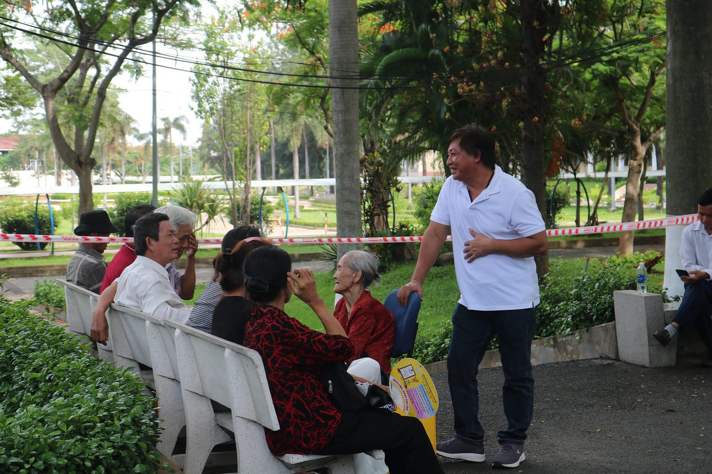 Phụ huynh chờ thí sinh thi. (Ảnh: ĐHQG TP. HCM)