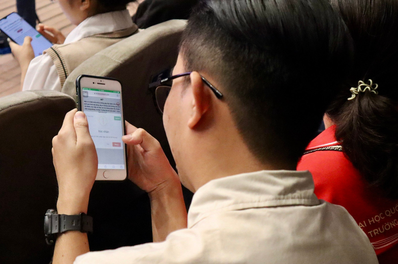 Khán giả tham gia trả lời các câu hỏi ở mỗi vòng thi. Khán giả tham gia trả lời các câu hỏi ở mỗi vòng thi.