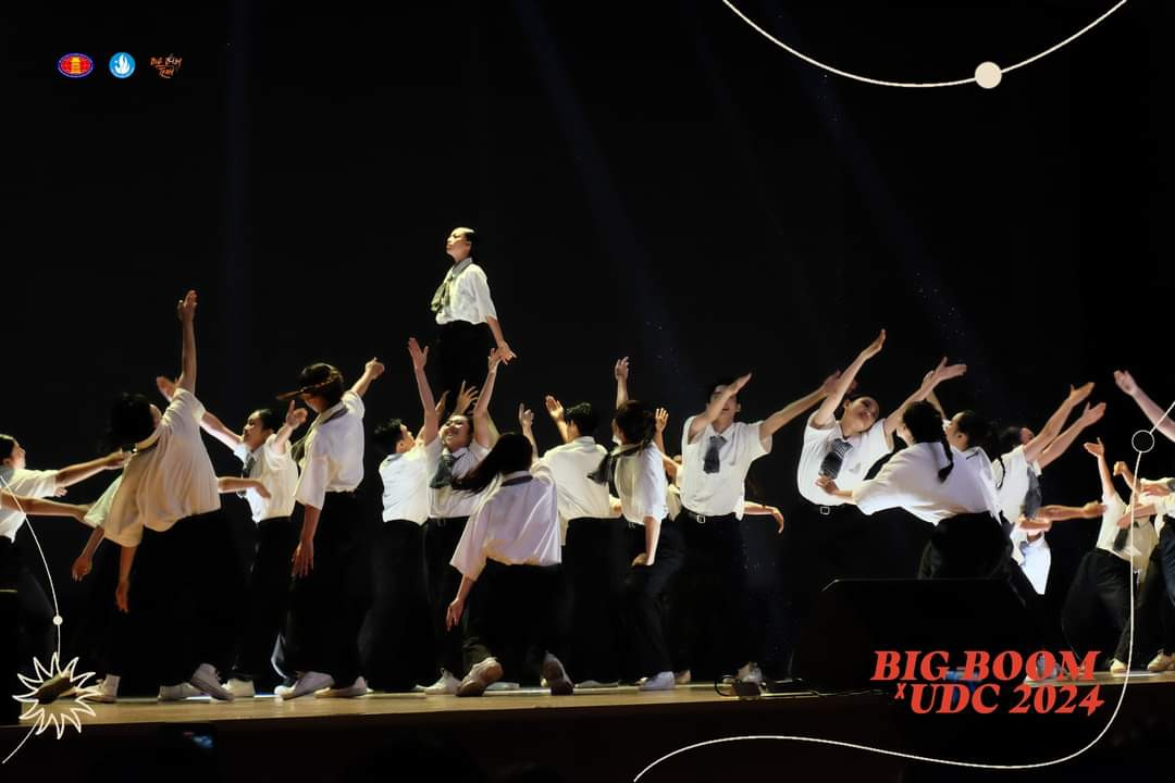 Vượt qua 16 đội thi thuộc các trường đại học trên địa bàn TP. HCM, nhóm nhảy sinh viên trường ĐH KHXH&NV đẫ gặt hát được "quả ngọt" với danh hiệu Quán quân cuộc thi. Vượt qua 16 đội thi thuộc các trường đại học trên địa bàn TP. HCM, nhóm nhảy sinh viên trường ĐH KHXH&NV đẫ gặt hát được "quả ngọt" với danh hiệu Quán quân cuộc thi.