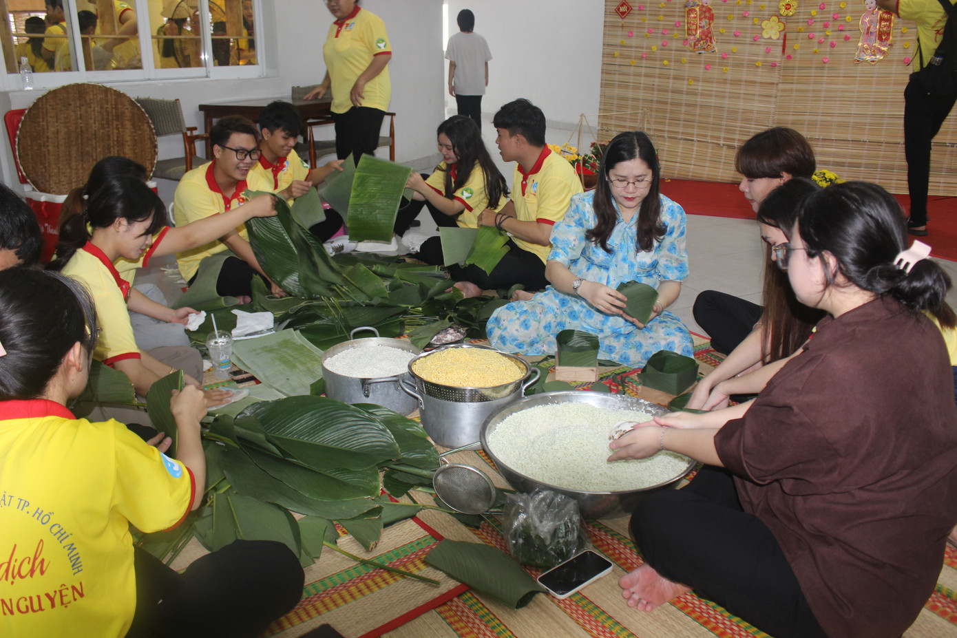Hoạt động gói bánh chưng, bánh tét tại "Ngày hội Học sinh, sinh viên toàn quốc - CONNECT FEST 2024". Hoạt động gói bánh chưng, bánh tét tại "Ngày hội Học sinh, sinh viên toàn quốc - CONNECT FEST 2024".