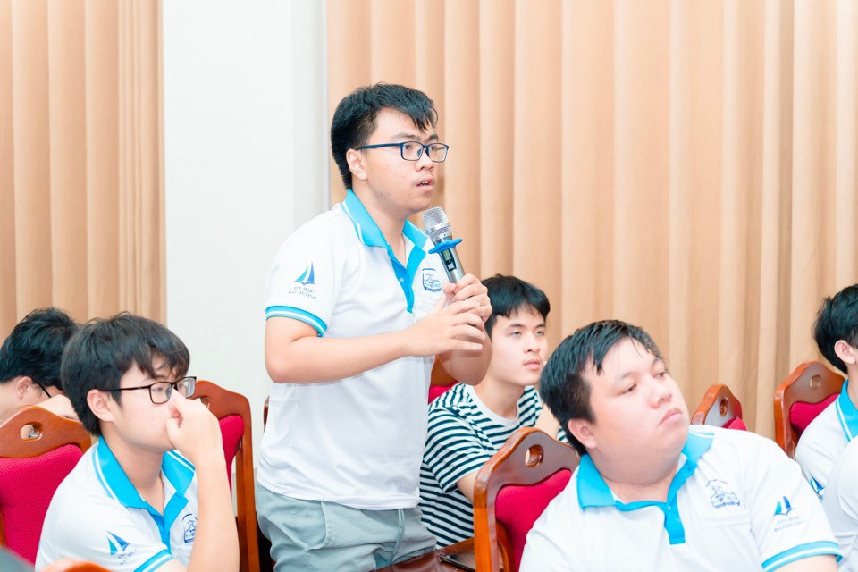 Khắc Triệu đặt câu hỏi tại vòng Chung kết “Kỳ thi Tin học trẻ Toàn quốc lần thứ XXIX”. (Ảnh: NVCC) Khắc Triệu đặt câu hỏi tại vòng Chung kết “Kỳ thi Tin học trẻ Toàn quốc lần thứ XXIX”. (Ảnh: NVCC)