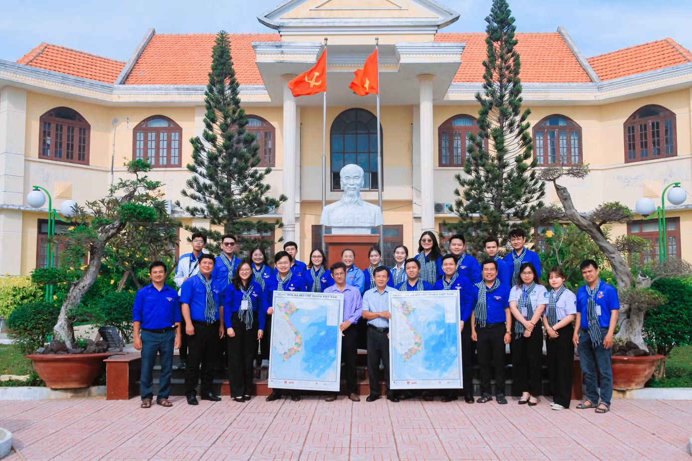 Trong khuôn khổ hành trình, Đoàn công tác đã trao tặng bản đồ Việt Nam hưởng ứng cuộc vận động: “Tự hào một dải non sông” do T. Ư Đoàn phát động đến với các đơn vị Huyện ủy, Ủy ban nhân dân Huyện, Lực lượng vũ trang, Công an, Phòng không trú đóng trên địa bàn Huyện đảo Phú Quý và Huyện Đoàn. (Ảnh: TLTĐ)