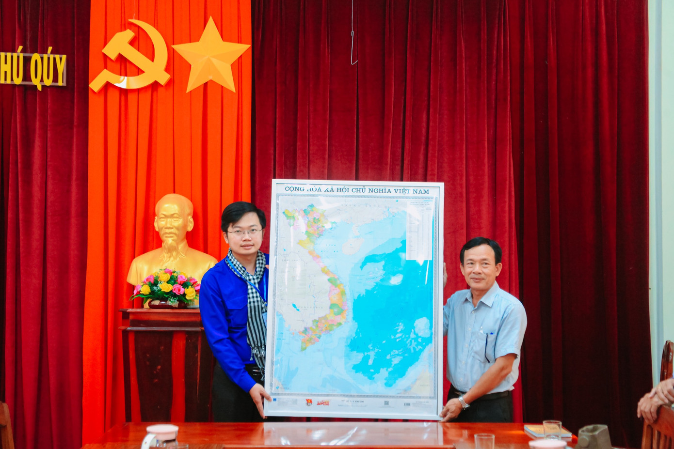 Đoàn công tác do anh Nguyễn Đức Trung - Ủy viên Ủy ban Kiểm tra, Phó Trưởng Ban Thanh niên trường học Thành Đoàn TP. HCM làm trưởng đoàn, đã thực hiện nhiều hoạt động trong 3 ngày tại đảo. (Ảnh: TLTĐ)