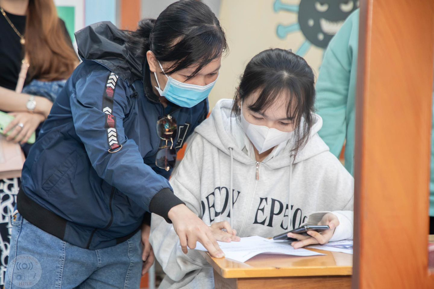 Có lực lượng của Đoàn Thanh niên, Hội Sinh viên hỗ trợ nhập học các bạn tân sinh viên và phụ huynh cảm thấy an tâm hơn trong việc làm thủ tục nhập học.