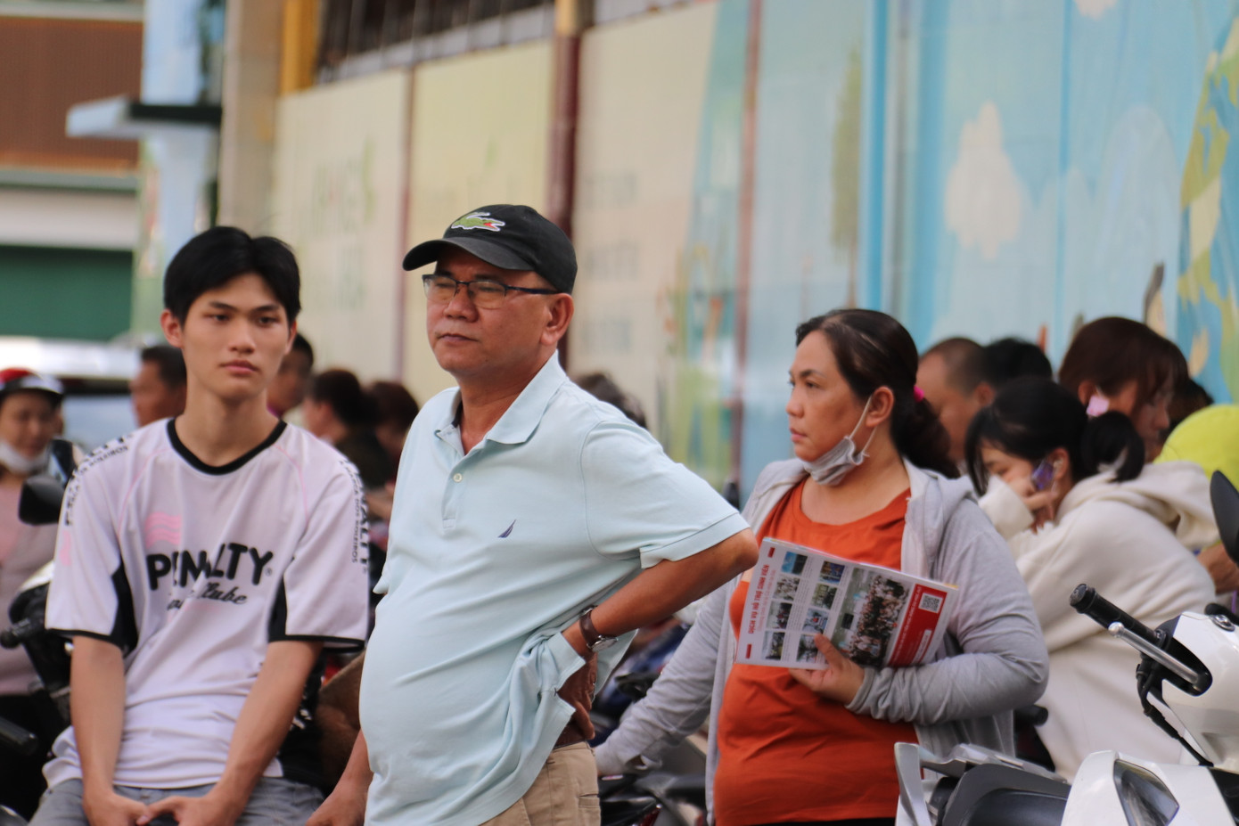 Phụ huynh đứng ngoài đợi thí sinh buổi đầu nghe phổ biến quy chế thi.