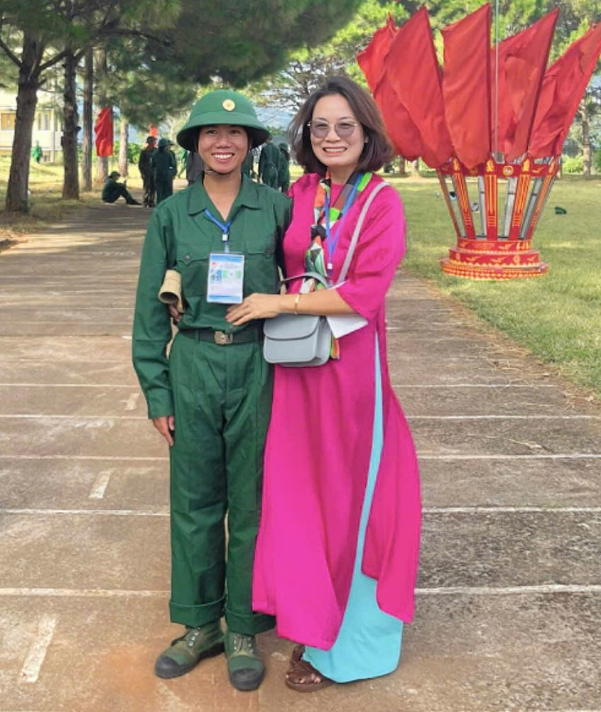 Khoa được các thầy cô trong trường quý mến nhờ tinh thần vượt khó vươn lên trong học tập.