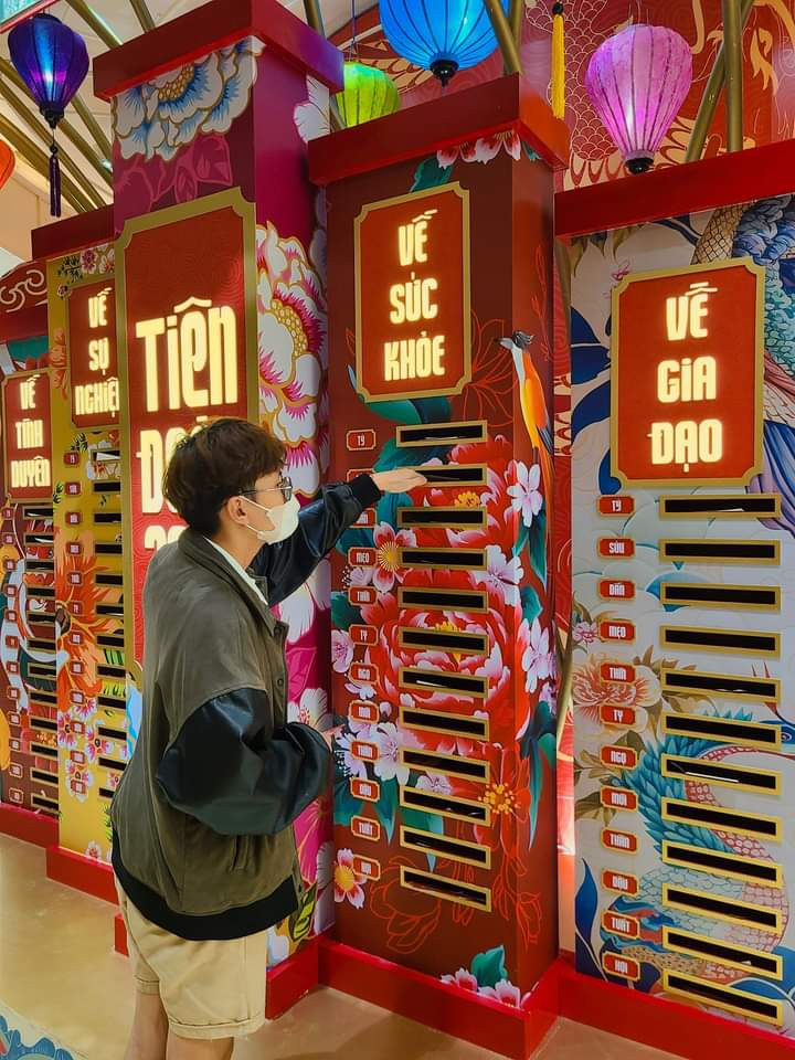 Bạn trẻ bị thu hút bởi các mô hình tại trung tâm. (Ảnh: Trần Trân) Bạn trẻ bị thu hút bởi các mô hình tại trung tâm. (Ảnh: Trần Trân)