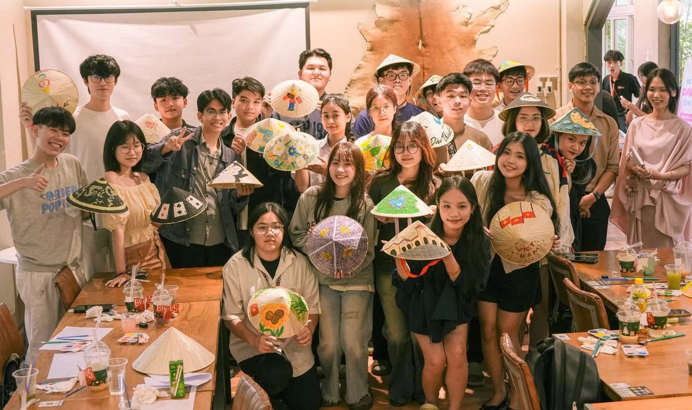 Hình ảnh các bạn trẻ đến tham gia workshop gây quỹ “Chấm Ngọc”. Hình ảnh các bạn trẻ đến tham gia workshop gây quỹ “Chấm Ngọc”.