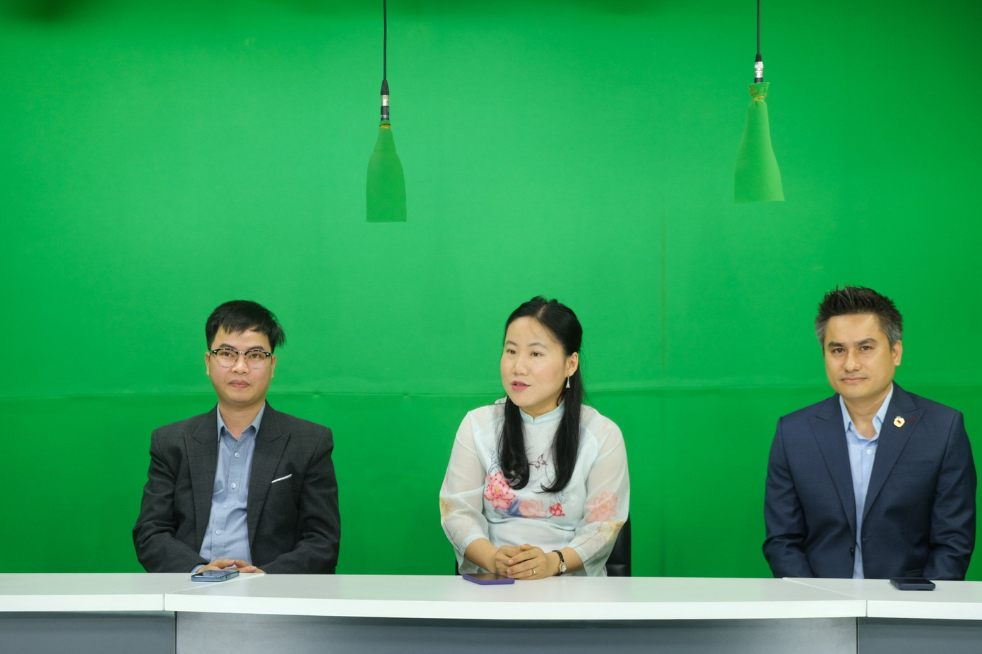 TS Hà Thị Thanh Hương (ở giữa) đang chia sẻ cùng độc giả.