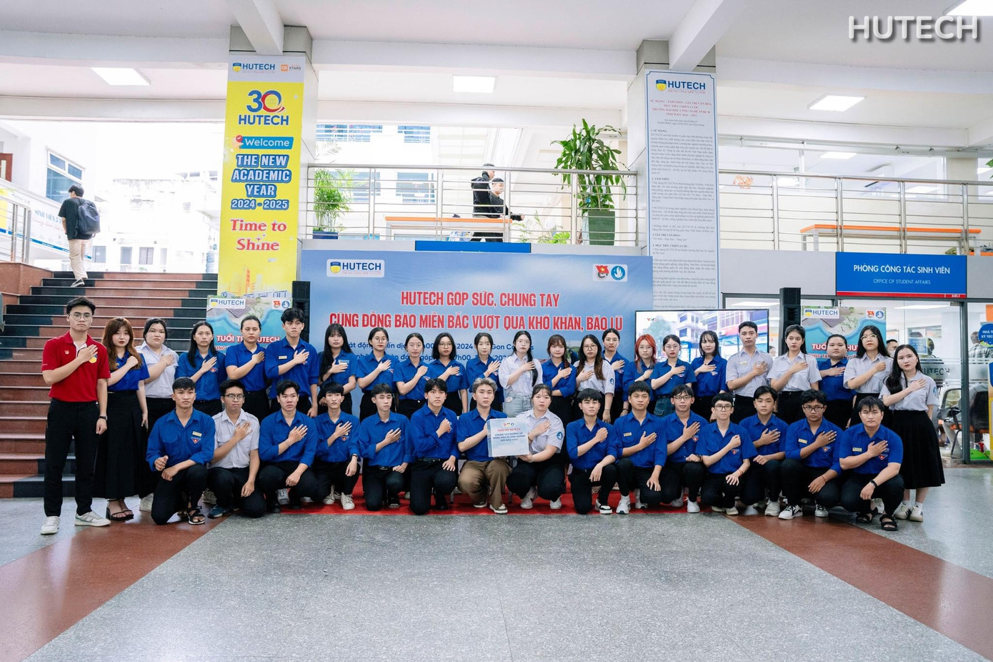 Đông đảo đoàn viên, sinh viên trường ĐH Công nghệ TP. HCM cùng hưởng ứng hoạt động.