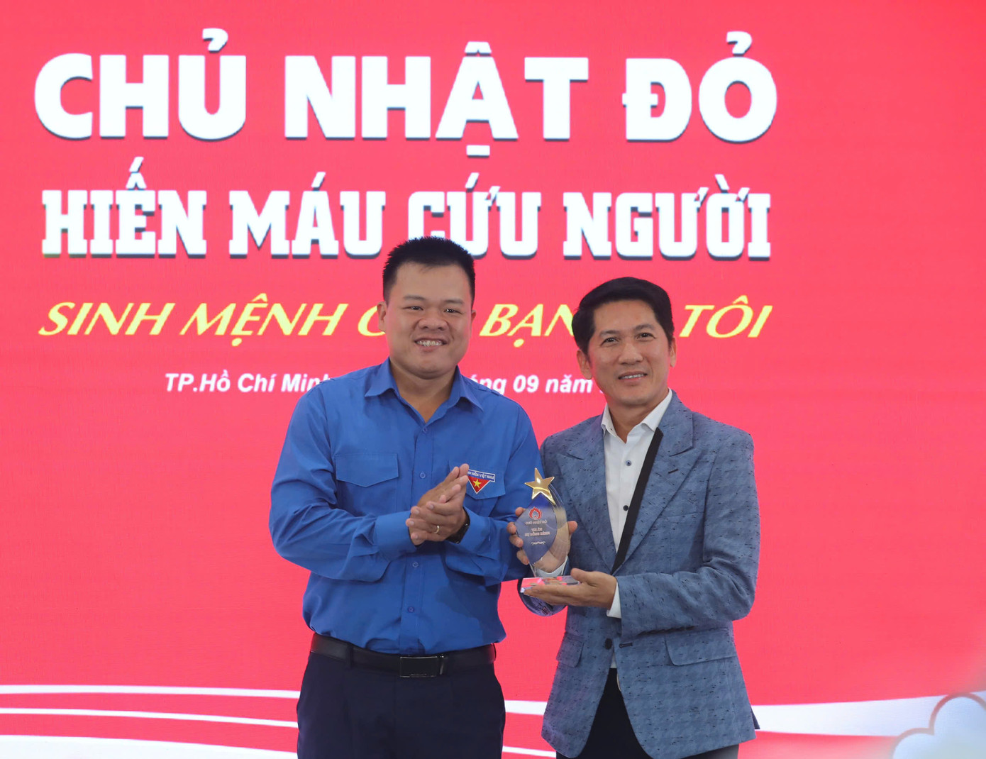 Anh Nguyễn Hải Nam - Ủy viên BCH T.Ư Đoàn, Phó Chánh Văn phòng T.Ư Đoàn (bên trái) trao kỉ niệm chương cho ông Huỳnh Thiên Triều – Tổng Giám đốc Amway Việt Nam. (Ảnh: Duy Anh)