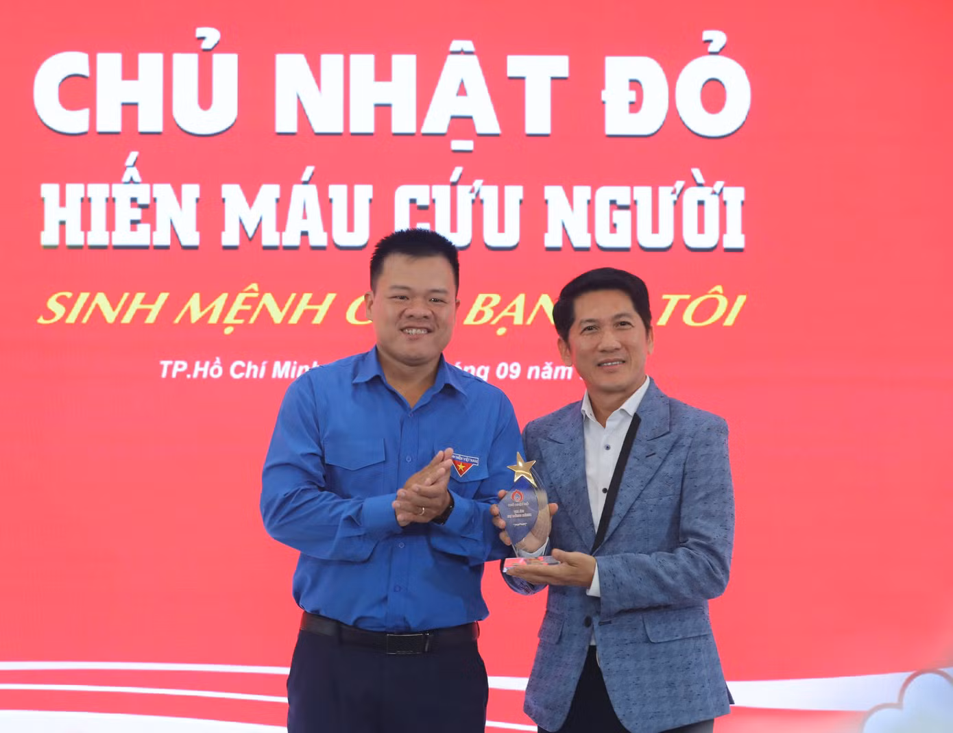Anh Nguyễn Hải Nam - Ủy viên BCH T.Ư Đoàn, Phó Chánh Văn phòng T.Ư Đoàn (bên trái) trao kỉ niệm chương cho ông Huỳnh Thiên Triều – Tổng Giám đốc Amway Việt Nam. (Ảnh: Duy Anh)