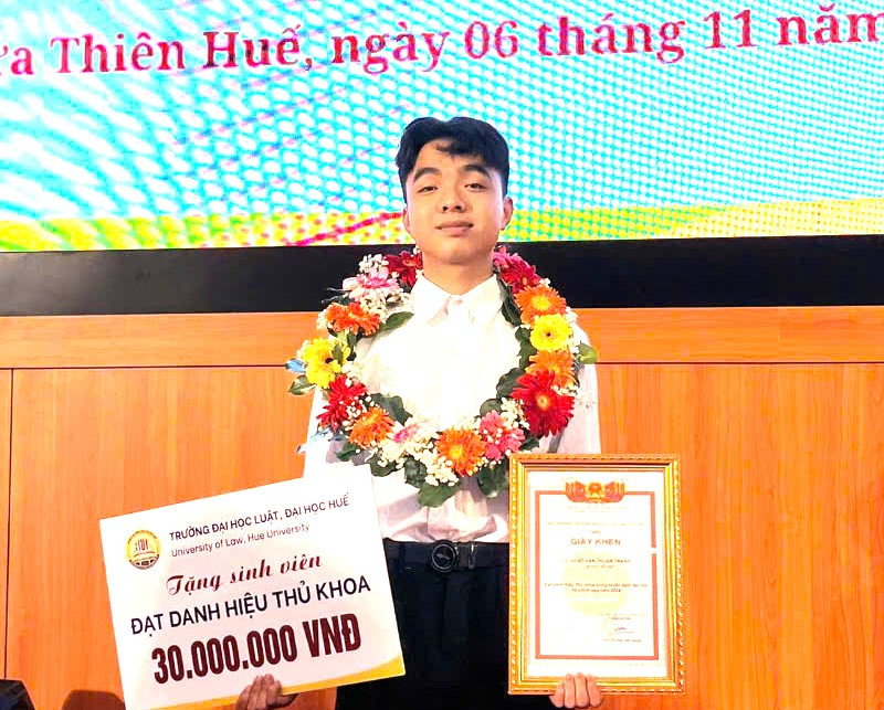 Nhờ những nỗ lực cố gắng của bản thân, Thành được trường ĐH Luật (ĐH Huế) vinh danh thủ khoa đầu vào.