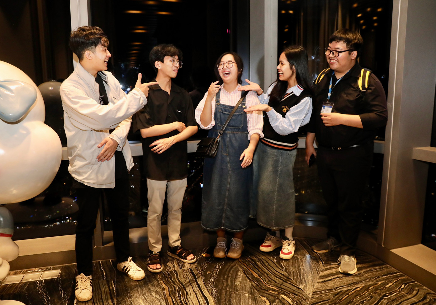 Những giây phút vui vẻ giữa những người bạn mới quen cùng nhận học bổng &apos;Nâng bước thủ khoa 2023&apos;.