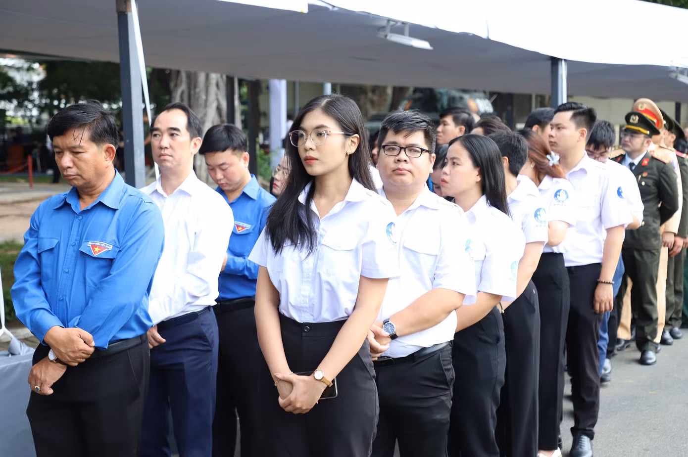 Đoàn đại biểu Thành Đoàn TP. HCM xếp hàng chờ vào viếng Tổng Bí thư Nguyễn Phú Trọng.