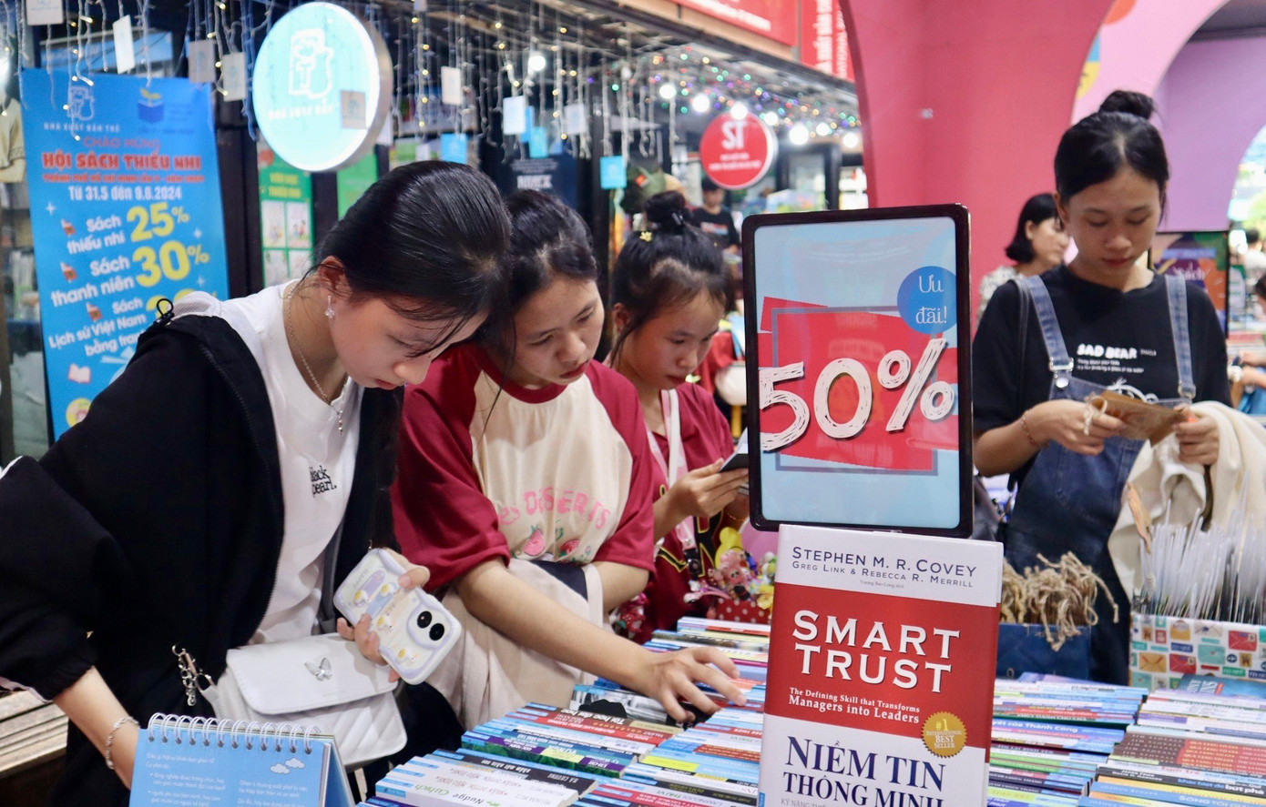 Gian hàng của First News thu hút các bạn trẻ ghé mua sách.